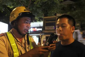 CSGT TP.HCM đo nồng độ cồn kiểu mới, không cần thổi