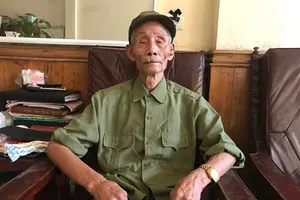 Cảm động cụ ông thổi kèn viếng đống đội