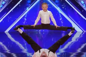 2 cha con trình diễn kỹ thuật uốn dẻo gây kinh ngạc 