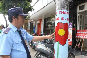 Cột đèn, trụ điện 'nở hoa' chống quảng cáo bẩn