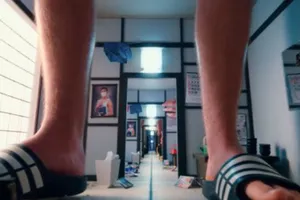 Người khổng lồ trong căn phòng bé nhỏ