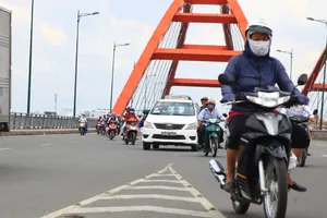 Video: Nguy hiểm rình rập trên cầu Bình Lợi