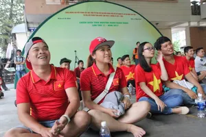 CĐV tiếp lửa U22 Việt Nam ở trận ra quân SEAgames 29