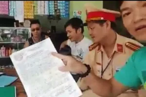 Clip: CSGT Nghệ An hát cùng người vi phạm