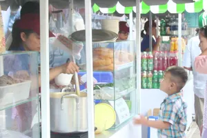 Phố hàng rong sau 1 tuần: Người mua, người bán nói gì? 