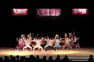 Nhảy bài Gimme Gimme của ABBA theo phong cách bà nội