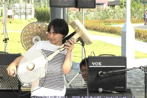 Trình diễn với nhạc cụ được làm từ... đồng nát