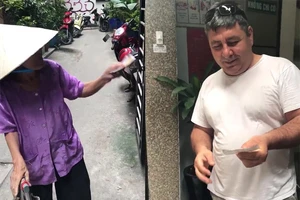 Cụ bà bán vé số 84 tuổi nói tiếng Anh như gió 