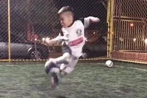 Cậu bé thể hiện tài năng đá bóng điêu luyện