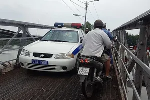 Clip: Dân Nhà Bè kêu cứu vì cầu sắt không đảm bảo