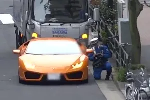 Cảnh sát dùng xe đạp truy đuổi Lamborghini vượt đèn đỏ