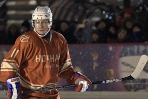 Ông Putin chơi khúc côn cầu bên ngoài điện Kremlin