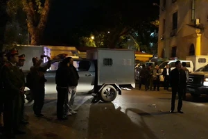 Người dân đứng kín đường theo dõi đưa ông Thăng về trại