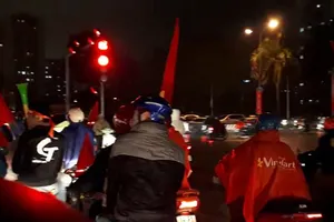 CĐV dầm mưa cổ vũ và gọi tên tuyển U-23 Việt Nam