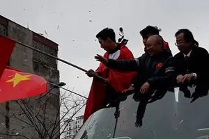 HLV Park Hang-seo cùng U-23 VN vẫy tay chào 'biển' NHM