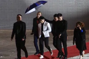 Ca sỹ Sơn Tùng khuấy động sân Mỹ Đình