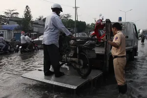 CSGT cứu xe chết máy của người dân qua khỏi điểm ngập