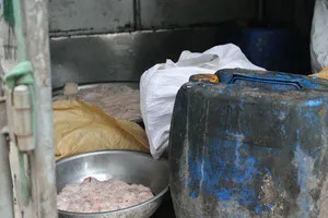 Đột kích kho chế biến dầu mỡ bẩn rán quẩy