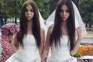 Vợ chồng giống nhau như... chị em sinh đôi