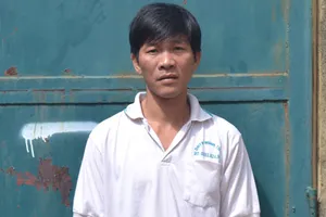 Bắt giam người cha xích cổ con vào cột điện rồi đánh dã man