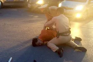 Tài xế giật gậy, nhổ nước bọt vào cảnh sát giao thông