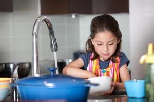 5 mẹo dạy con làm việc nhà và 5 sai lầm cần tránh