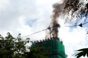 Công nhân mắc kẹt trên cần cẩu khi chung cư 25 tầng bốc cháy