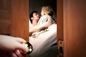 Vợ chồng mới cưới bị xìu vì… hàng xóm