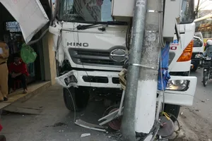 Xe tải 2 tỉ mới mua chưa kịp làm biển số đã bị tông bẹp dúm