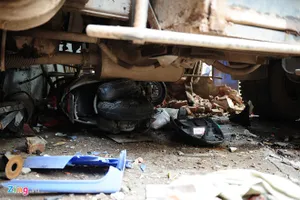 Xe chở rác nuốt xe máy vào gầm, 6 người nhập viện