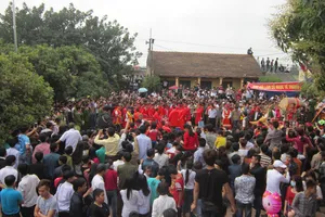 Leo cây xem hội chém lợn