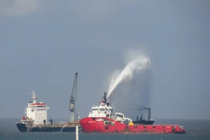 Ứng cứu tàu chở cám dừa bị cháy