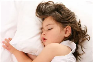 Không nên cho trẻ ngủ với gối