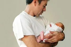 Rối vì vợ sinh, chồng được nghỉ làm