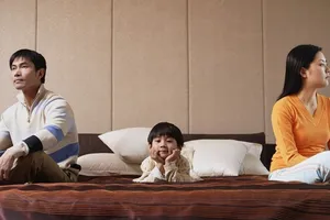 Ly hôn, cha mẹ vẫn đóng kịch 'ngủ chung giường' là sai lầm