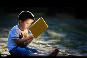 Bài học bất ngờ của ông bố đằng sau đồng tiền kẹp trong sách