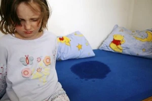 Bốn lỗi cha mẹ cần tránh khi con đái dầm