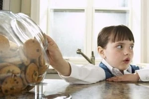 Cách đơn giản trị thói ăn cắp của bé