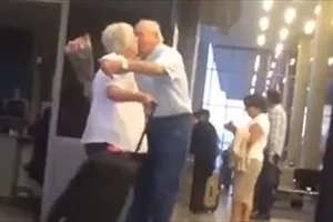 Điều ngọt ngào ở sân bay