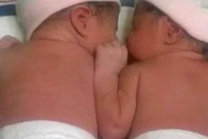 Bố Việt sốc khi chỉ một trong hai bé sinh đôi là con mình