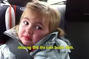 Siêu dễ thương cô bé tha thứ cho mẹ vì ăn hết kẹo của mình