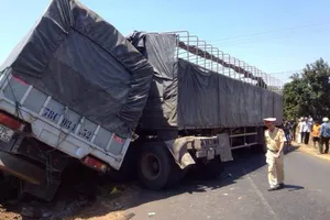 Xe tải đấu đầu, tài xế tử vong tại chỗ