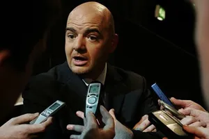 Chủ tịch FIFA đi máy bay giá rẻ và nói về Nga, Qatar