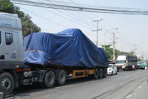 Một phụ nữ bị xe đầu kéo cán chết khi qua đường