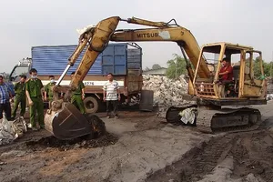 Phát hiện doanh nghiệp dùng chất thải san lấp mặt bằng