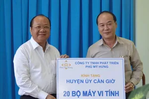 Trao 20 bộ máy vi tính cho Huyện ủy Cần Giờ