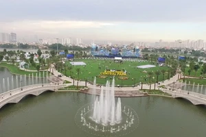 Đại nhạc hội hoành tráng đón chào công viên 'khủng'