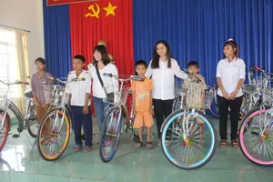 “Vòng tay yêu thương” đến với trẻ em nghèo Bình Phước