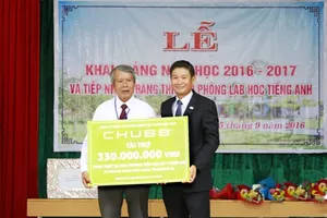 Trao tặng thiết bị dạy và học cho bốn trường tiểu học