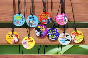 Học trò 'sốt sình sịch' vì dây đeo đa năng